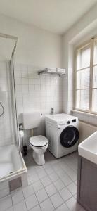 een badkamer met een toilet en een wasmachine bij Helle Zweiraumwohnung in Wohngebiet in Wenen