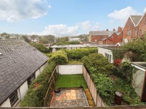 an aerial view of a garden on a roof at Cosy seaside town cottage with private garden in Cardigan