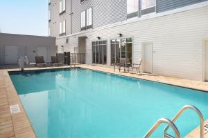 Bazén v ubytování SpringHill Suites by Marriott Jacksonville Baymeadows nebo v jeho okolí