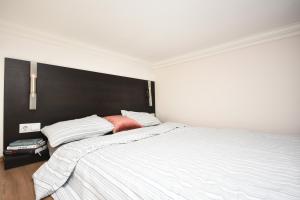 Een bed of bedden in een kamer bij Classy flat next to Castle & view on Parliament