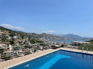- une vue depuis le balcon d'un hôtel avec piscine dans l'établissement Vitamin Sea, à Saranda