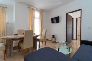 sala de estar con mesa y comedor en A3 - seafront apt with balcony 1 min to beach en Trogir