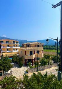 um edifício com uma luz de rua em frente em Hotel Odyssion em Vasiliki