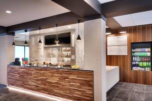 a bar in a restaurant with a counter at Courtyard by Marriott Atlanta Duluth Downtown in Duluth