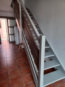 Двухъярусная кровать или двухъярусные кровати в номере Charmante villa dans village naturiste