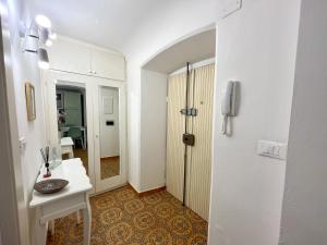 um banheiro branco com uma pia e um espelho em A Cà Mea em La Spezia