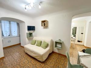 sala de estar con sofá blanco y TV en A Cà Mea, en La Spezia