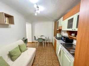 uma cozinha com um sofá e uma mesa em A Cà Mea em La Spezia mais 3 fotografias