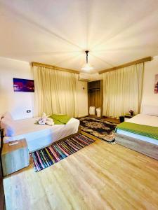 Pyramids View & GEM view Boutique房間的床
