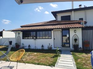 ein Haus mit Blick auf den Vorgarten in der Unterkunft Gite la Nouette in La Tremblade