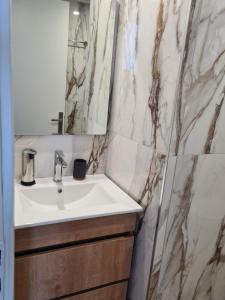 a bathroom with a sink and a mirror at Lyttos in Tsoútsouros