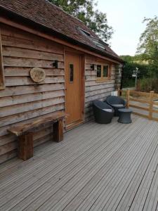 eine Kabine mit zwei WCs und einer Bank auf einem Deck in der Unterkunft Cosy and quiet one bed barn conversion. in Church Stretton