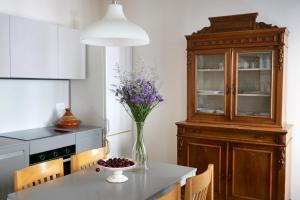 une cuisine avec une table et un vase de fleurs violettes dans l'établissement Appartamento Al Malibran, à Venise 43 autres photos