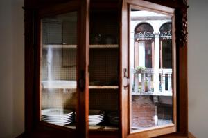 une armoire en verre avec de la vaisselle à l'intérieur dans l'établissement Appartamento Al Malibran, à Venise