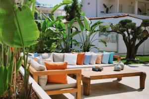 un sofá blanco con almohadas coloridas en el patio en Lavinya Otel, en Golturkbuku