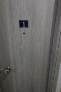 una puerta de metal con un cartel encima en Δ1 - Τα διαμερίσματα του δασκάλου στα Φιλιατρά, en Filiatra