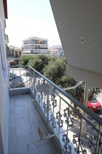 Un balcón de un edificio con un coche en él en Δ1 - Τα διαμερίσματα του δασκάλου στα Φιλιατρά, en Filiatra