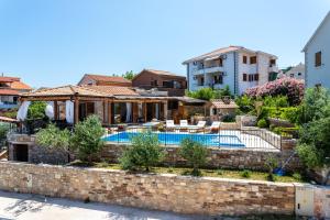 una casa con piscina en un patio en Šolta Stone House, en Stomorska