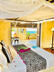 ein Schlafzimmer mit einem großen Bett in einem Zimmer in der Unterkunft Banana House and Wellness Centre in Lamu