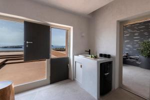 eine Küche mit Meerblick in der Unterkunft Serra Exclusive Suites in Akrotiri