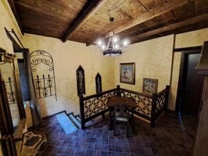 a room with a table and a chandelier at I Templari - Affittacamere in Castignano
