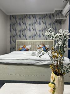Postel nebo postele na pokoji v ubytování Cube House Osh