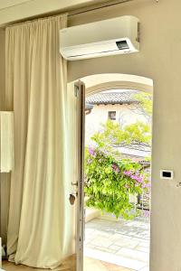 een deur naar een patio met een raam bij Borgo dei Sogni - Deluxe Apartment - Lago di Garda in San Felice del Benaco