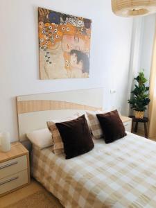 Posada de LlanesにあるGestiona2R - VUT Mi Paraiso Naturalのベッドルーム1室(チェック入りの毛布付きのベッド1台付)