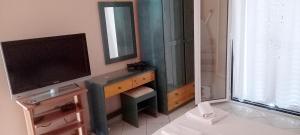 La salle de bains est pourvue d'une télévision et d'un miroir. dans l'établissement SPIROS HOME, à Lixouri
