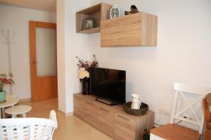 Posada de LlanesにあるGestiona2R - VUT Mi Paraiso Naturalのリビングルーム(木製キャビネット内の薄型テレビ付)