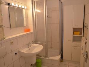 ein Bad mit einem Waschbecken und einer Dusche in der Unterkunft Parkresidenz Dierhagen in Dierhagen