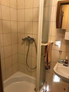 a bathroom with a shower and a sink at Międzyzdroje, widok na Bałtyk, świetna lokalizacja in Międzyzdroje