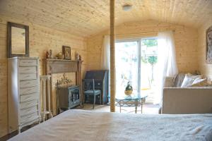 1 dormitorio con cama, mesa y ventana en Gather-on-Trent, Your Private Waterfront Luxury Resort in Trent Hills, en Campbellford