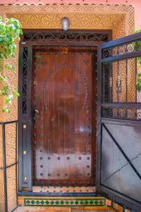 馬拉喀什的住宿－Riad Amely，大型木门,带锻铁门