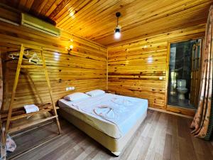 um quarto com uma cama num quarto de madeira em Gaia Hotel Olimpos em Kumluca