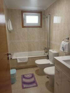 a bathroom with a toilet and a tub and a sink at MARINA SOL VIVEIRO in Viveiro