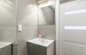 a bathroom with a sink and a shower with a mirror at Ośrodek Wczasowy KALA in Pobierowo