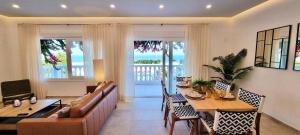 Χώρος καθιστικού στο Angeles Beach II by ELE Apartments