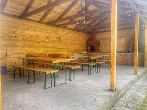 una sala da pranzo con pareti in legno e tavoli in legno di Raven Comstar a Corbu