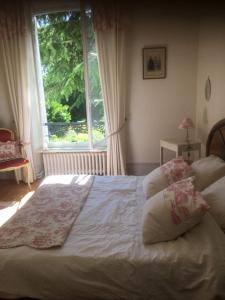 Ένα ή περισσότερα κρεβάτια σε δωμάτιο στο Maison Anne face to park in Vernon Giverny