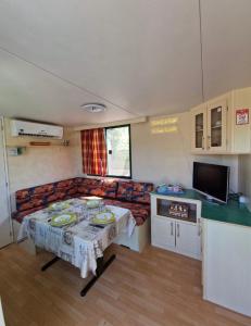 um quarto com uma mesa e um sofá numa cozinha em Curmo beach & relax em Le Castella