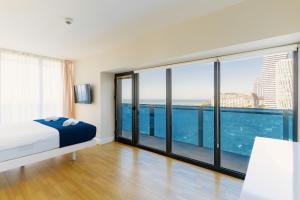 um quarto com uma cama e vista para o oceano em Batum Apart em Batumi