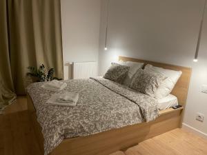een slaapkamer met een bed met twee handdoeken erop bij Sun&Sand11 in Gdańsk