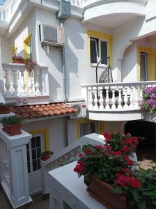 ein weißes Gebäude mit Blumen auf dem Balkon in der Unterkunft Apartments Vodice Marica in Vodice