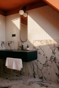 ウィーンにあるWELTWIEN Luxury Art Apartments & Free Parkingの洗面台と鏡のあるバスルーム +37枚の写真