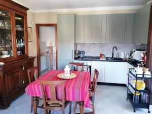 uma cozinha com uma mesa com uma toalha de mesa rosa em Casa Dolce Casa - Appartamento a Porto Viro em Porto Viro