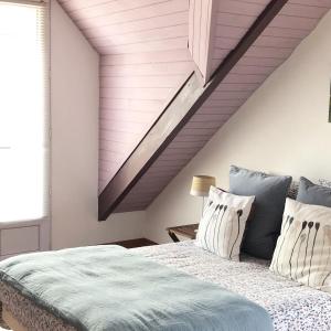 ポルニシェにあるMaison "Soirée d'Eté" entre Marché et Tourellesのベッドルーム1室(青と白の枕が備わるベッド1台付)