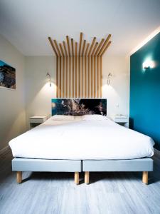 um quarto com uma grande cama branca num quarto em Hotel Grand Cap Rooftop Pool em Agde