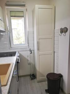 une petite cuisine avec une porte et une fenêtre dans l'établissement BIS Apartments, à Belgrade