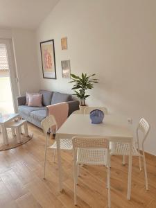 ein Wohnzimmer mit einem Tisch, Stühlen und einem Sofa in der Unterkunft White Truffle Pula in Marčana